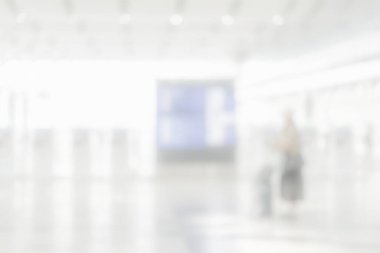 Yüksek tavanlı ve modern tasarımlı parlak bir toplu taşıma istasyonunun soyut görüntüsü bulanık. Geniş salon ve yumuşak ışıklandırma fütüristik ve temiz bir estetik yaratır..