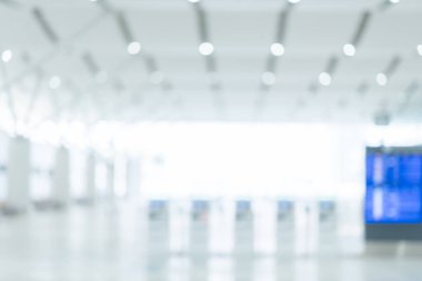 Terminal kalkış kontrolünün bulanık arkaplan kaydını havalimanında yap. Uçak limanında seyahat eden yolcularla kontrol sırasına gizle.