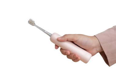 Beyaz arkaplan üzerine pembe elektrikli diş fırçası tutan kadın diş ve hijyen reklamı için mükemmel.