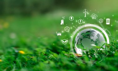 Şeffaf bir küre, rüzgar enerjisi, EV ve CO2 yakalaması gibi sürdürülebilir çözümlerin parlayan sembolleriyle çevrili bu görüntünün merkezidir.