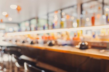 Mala Restoranı 'nın içini bulanık bir şekilde görüyorum. Konveyör bandı ve renkli yemekler geleneksel Asya yemek stili.