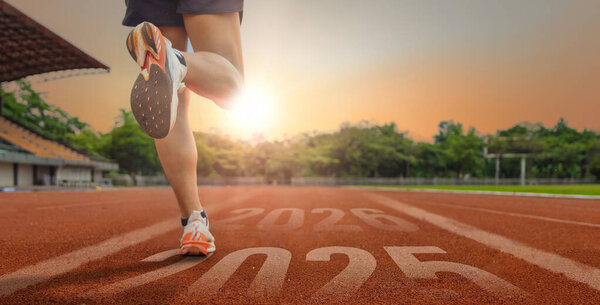 Спортсмен, бегущий по трассе с 2025 и 2026 годами, символизирует успех и решимость в будущем