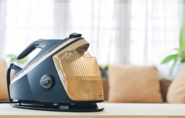 Konforlu oturma odasına yerleştirilmiş gelişmiş buharlı demir istasyonu hızlı etkin giysi bakımı ve pürüzsüz sonuçlar sağlıyor