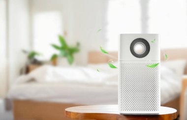 Yeşil yapraklı beyaz eko hava temizleyicisi rahat yatak odasındaki temiz havayı sembolize ediyor.