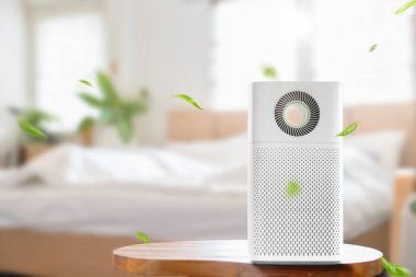 Yeşil yapraklı beyaz eko hava temizleyicisi rahat yatak odasındaki temiz havayı sembolize ediyor.