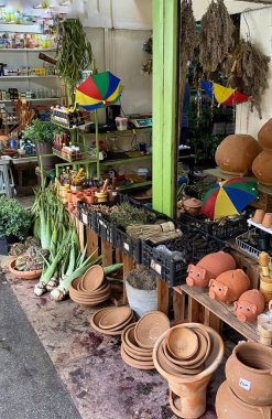 Serbest piyasada, tıbbi bitki satışlarıyla ve Afrika matrisinin reilionasyonlarında satıcılar aracılığıyla ataları ve ağızları ile birlikte kullanılmasıyla adil.