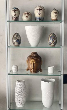 Modern bir evde çeşitli sanat eserleri dekoratif ve zevkli bir alana dağıtıldı.