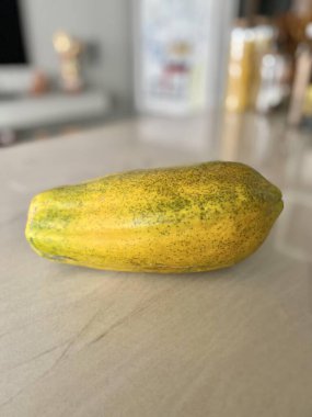Papaya mutfak tezgahında