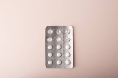 Haplar, su toplayan paketler pembe arka planda izole edilmiş. İlaç dozunda. Tıbbi tedavi, vitaminler, takviyeler, doğum kontrol hapları. Kadın sağlığı. Uzayı kopyala, afiş. Yüksek kalite fotoğraf