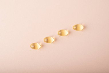 Pembe arka planda Omega 3 balık yağı. Yumuşak kapsüllerde vitaminler, morina yağı. Sağlık, takviye, D vitamini ve tedavi kavramı. Boşluğu, üst görünümü, pankartı kopyala. Yüksek kalite fotoğraf