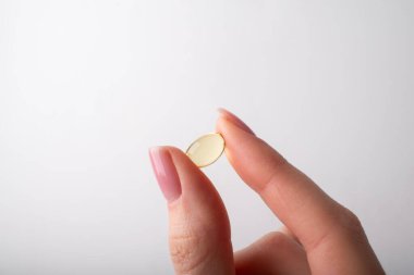 Omega 3 balık yağı takviyeli softgel kapsülü beyaz arka planda izole edilmiş. Morina yağı kapanıyor. Yumuşak kapsüllerde vitaminler. Sağlık sigortası konsepti. Uzayı kopyala, afiş. Yüksek kalite fotoğraf