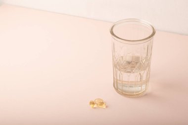 Omega 3 ve bir bardak su. Camın yanındaki haplar. Vitaminler, takviyeler. Yüksek kalite fotoğraf. Sağlık konsepti, sağlık sabahı rutini 