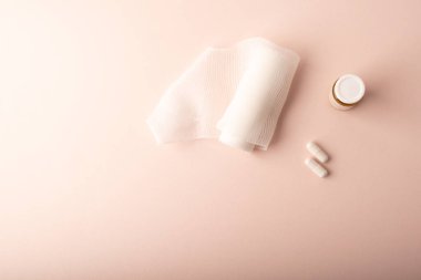 Kadın sağlığı. Pembe arka plan, haplar, tıbbi kavanoz ve sargı bezi. Tıbbi tedavi hastalıkları için. Tıp ve kadınların sağlık konsepti afişi. Uzayı kopyala Yüksek kalite fotoğraf
