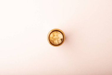 Haplar. Pembe arka planda kavanozdaki ilaçlar, Wiev. İlaç dozunda. Tıbbi tedavi, vitamin, antibiyotik, takviye, doğum kontrol hapları. Kadın sağlık afişi. Yüksek kalite fotoğraf