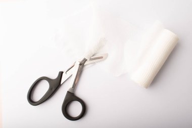 Makas, beyaz arka plan üst Wiev 'de bandaj kesti. Tedavi yaraları. Kırığa alçı uyguluyorum. Tıbbi konsept pankartı. Uzayı kopyala Yüksek kalite fotoğraf