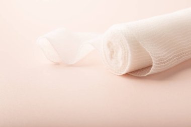 Pembe arka planda sargı bezi yakın plan. Tedavi yaraları. Kırığa alçı uyguluyorum. Tıbbi konsept pankartı. Sağlık hizmeti afişi. Uzayı kopyala Yüksek kalite fotoğraf