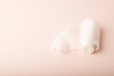 Pembe arka planda bir sargı bezi. Tedavi yaraları. Kırığa alçı uyguluyorum. Tıbbi konsept pankartı. Sağlık hizmeti afişi. Uzayı kopyala Yüksek kalite fotoğraf