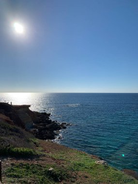 Gün ışığında güneşin altında güzel bir deniz görüntüsü.