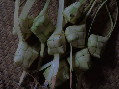 Bir grup beyaz ve siyah fasulyeye yaklaş.