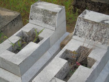 Mezarlıktaki eski taş mezar.