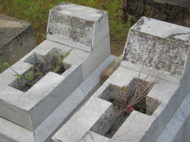 Kudüs, İsrail 'deki mezarlıkta eski ve kirli taş fayanslar.