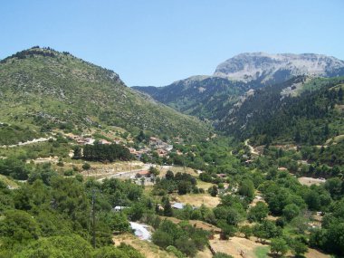 Yunanistan 'daki dağ manzarası, mavi gökyüzüne karşı ağaçlar ve dağ köyleri..