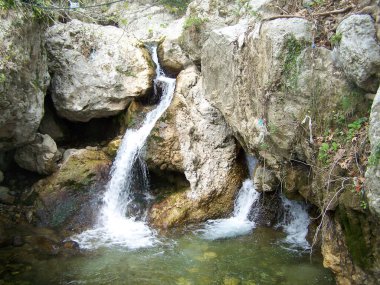 Dağlardaki küçük bir Yunan kilisesinin çevresi.