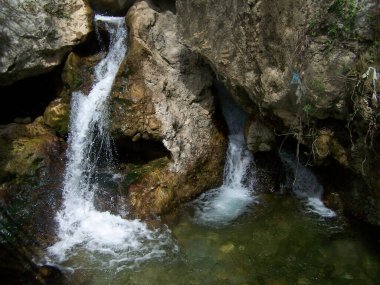 Dağlardaki küçük bir Yunan kilisesinin çevresi.
