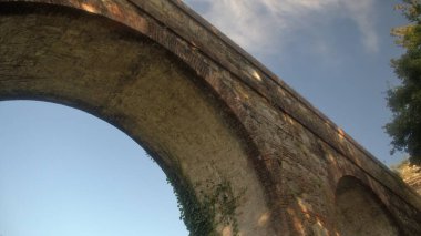 Mavi gökyüzü ile Roma su kemeri