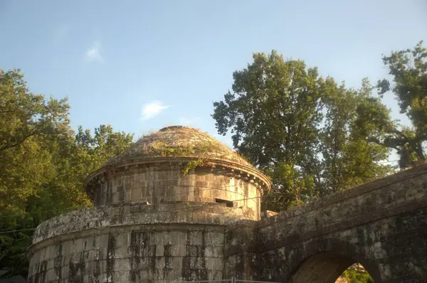 stock image Small temple at the beginning of the Nottolini aqueduct - Lucca