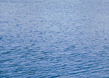 Dalgalı göl suyuyla arka plan