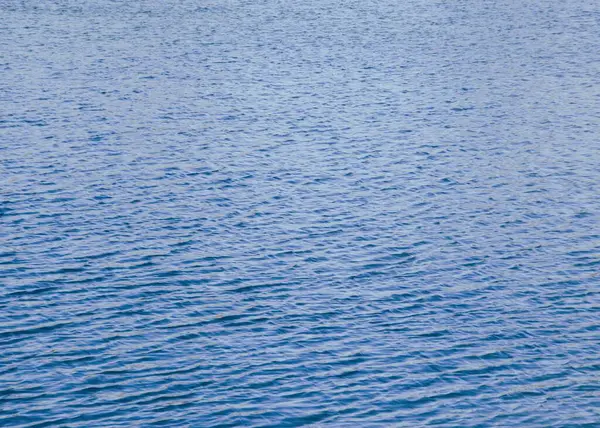 Dalgalı göl suyuyla arka plan