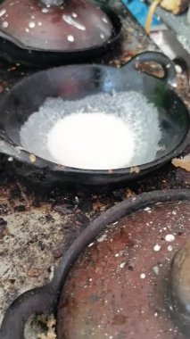 Pirinç unu ve hindistan cevizi sütünden yapılan tipik bir Endonezya yemeği olan Serabi ya da Sorabi 'yi pişirmek için yakacak odun ve kömürden yapılmış geleneksel bir tencere..