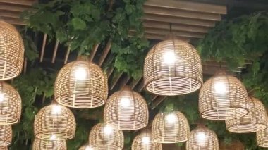 Görsel olarak büyüleyici yeşil renkli hasır lambaları asmak sıcak ve davetkar bir atmosfer yaratıyor. İç tasarım ilhamı için ideal, doğal ve modern stilin bir karışımını sergiliyor.