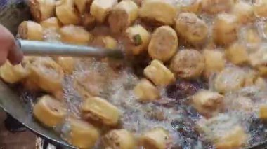 Gohyong 'un büyüleyici kızartma işlemi sırasında lezzetli bir altın kahverengiye dönüşmesini izleyin. Cızırtılı ve cezbedici aromayı deneyin her parça çıtır mükemmelliğe ulaşırken..