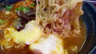 Bu ağız sulandıran ramyeon yaratığıyla nihai konforlu yiyecekleri deneyin. Nefis bir çorba karışımı, mükemmel pişirilmiş erişte ve lezzetli malzemeler, onu unutulmaz bir aşçı yapıyor..