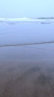 Huzurlu bir sahilde sahile vuran dalgaları gösteren sakin bir video. Deniz manzarasının dinginliğini tecrübe etmek, rahatlamak, meditasyon yapmak ya da dinlendirici bir arka plan olarak mükemmeldir..