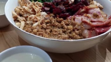 Lezzetli tavuk, taze domuz eti ve canlı sebzelerden oluşan nihai pirinç kasesini deneyin. Bu armonik lezzet karışımı her duruma uygun lezzetli ve sağlıklı bir yemek yaratır..