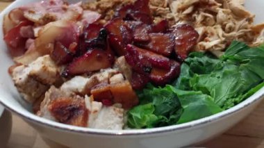 Enfes Asya eriştelerinden oluşan enfes bir kase, leziz et, taze yeşil sebzeler ve mükemmel pişirilmiş erişteler. Duyuları keyiflendiren bir aşçılık başyapıtı.