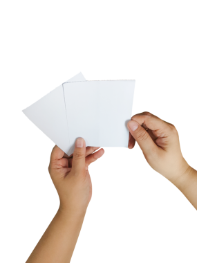 Temiz zemin üzerine izole edilmiş boş çarşafları sunan eller kişiselleştirmeye hazır. Boşluğu kopyala.