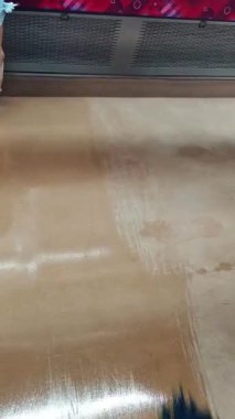 Tren hareket ederken zemini paspasla temizleme işlemi. Bu, temizlik sürecinin etkinliğini gösteren toz ve toprağı kaldırma sürecini vurgular..