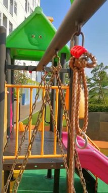 Salıncakları, slaytları ve renkli oyun yapıları olan canlı bir oyun alanı. Çocuk aktiviteleri, eğlence ve aile eğlencesi için ideal. Çocukluğun özünü yakalamak ve oynamak..