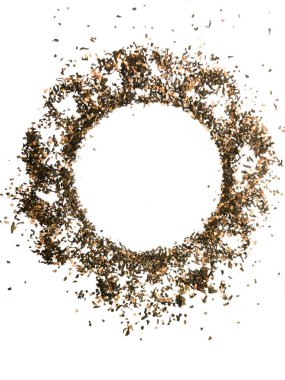 Beyaz bir yüzeye yayılmış kurumuş çay yapraklarından oluşan dairesel bir düzenleme içeren sanatsal bir kompozisyon. Bu görüntü, minimalist güzellik ve dokuyu çağrıştırıyor..