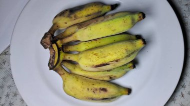 Beyaz arkaplanda izole edilmiş muzlar