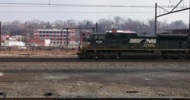 Harrisburg, Pennsylvania ABD - 27 Aralık 2024 - Tren konteynırları demiryolu hattında çekiyor