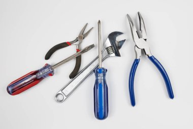 Temiz beyaz arkaplanda çeşitli araçlar