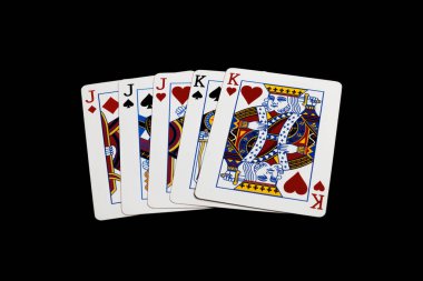 Full House siyah arka planda valeler ve papazlarla el ele. Ayrı bir poker eli. Kumar kartı oyunları.