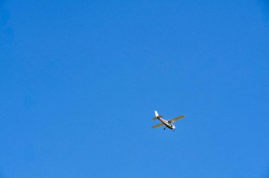 mavi gökyüzünde küçük uçak