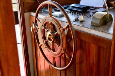 Turist feribotunda ahşap gemi tekerleği. Kahverengi tekerlek kaybet-up