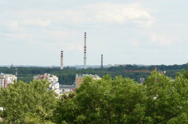 Şehir manzarası. Isı boruları. Endüstri. Tepeden şehire manzara. 